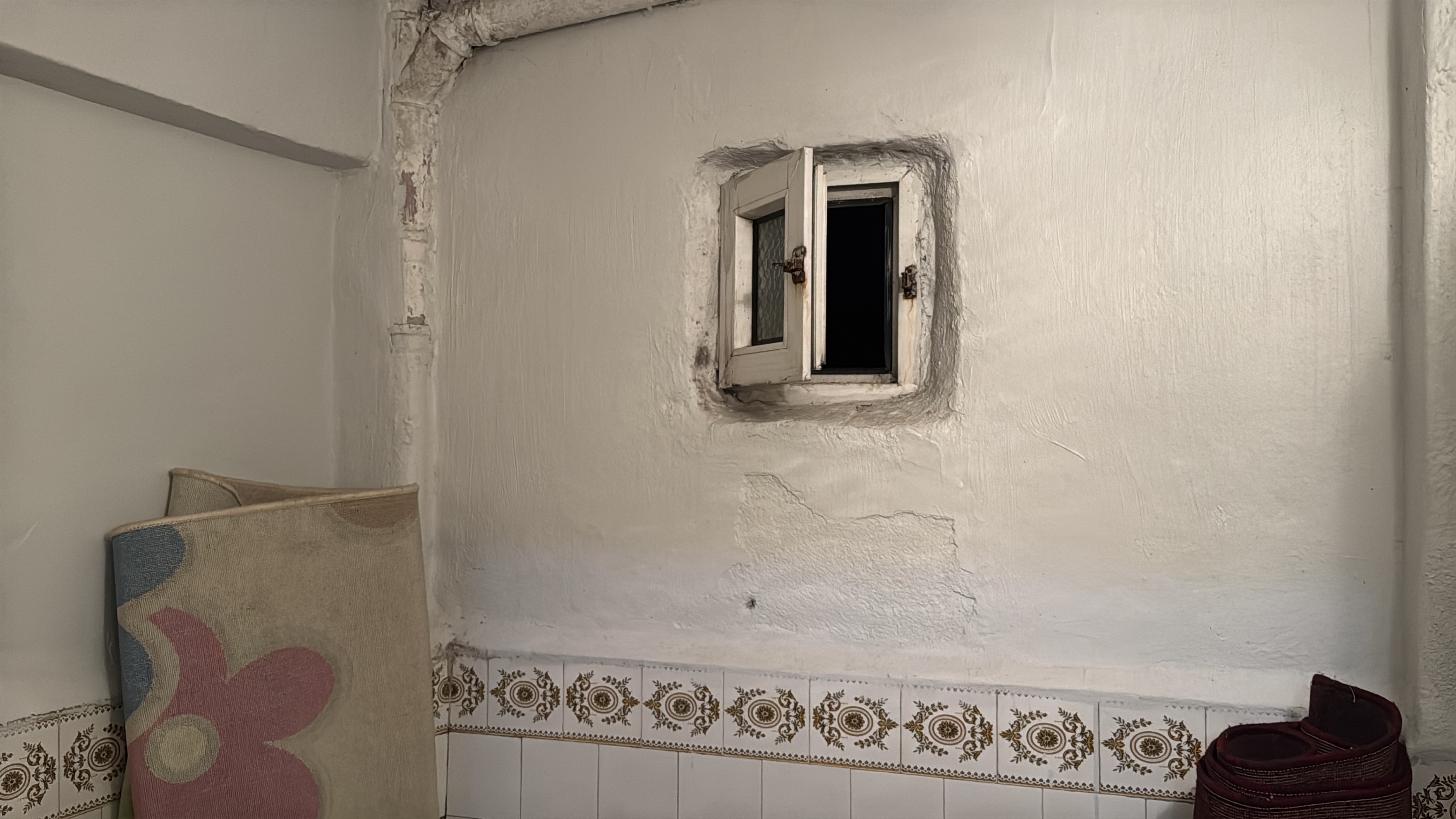 Kütahya'da bir apartmanın havalandırma boşluğuna yeni doğan bebek atıldı. / AA