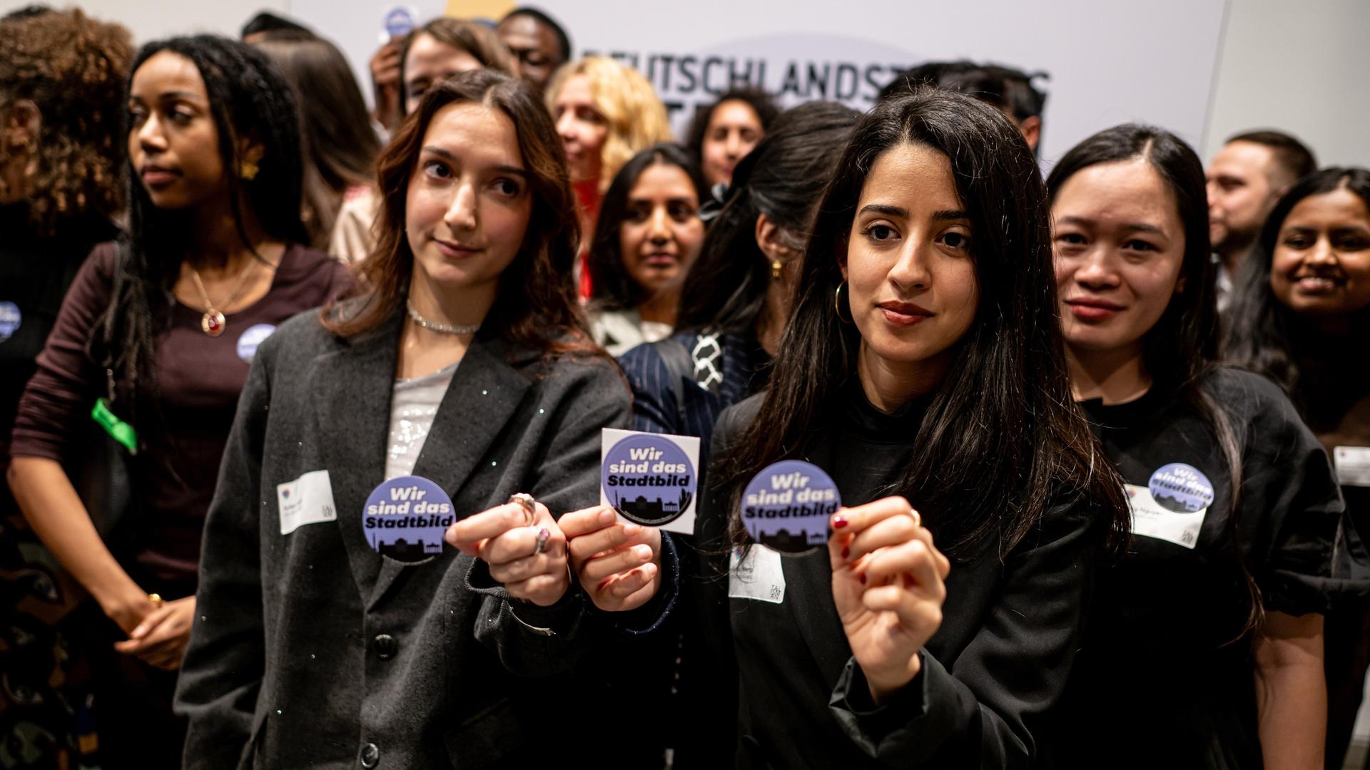 خوێندکارەکان نیشانەیەکیان لە یەخەیان دابوو، کە لەسەری نووسرابوو "ئێمە سیمای شارین"
