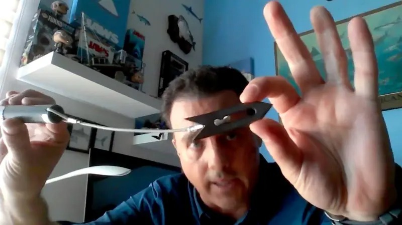 Ew cîhaza ku Mauricio Hoyos bi semasiyê vedike\ Wêne: BBC