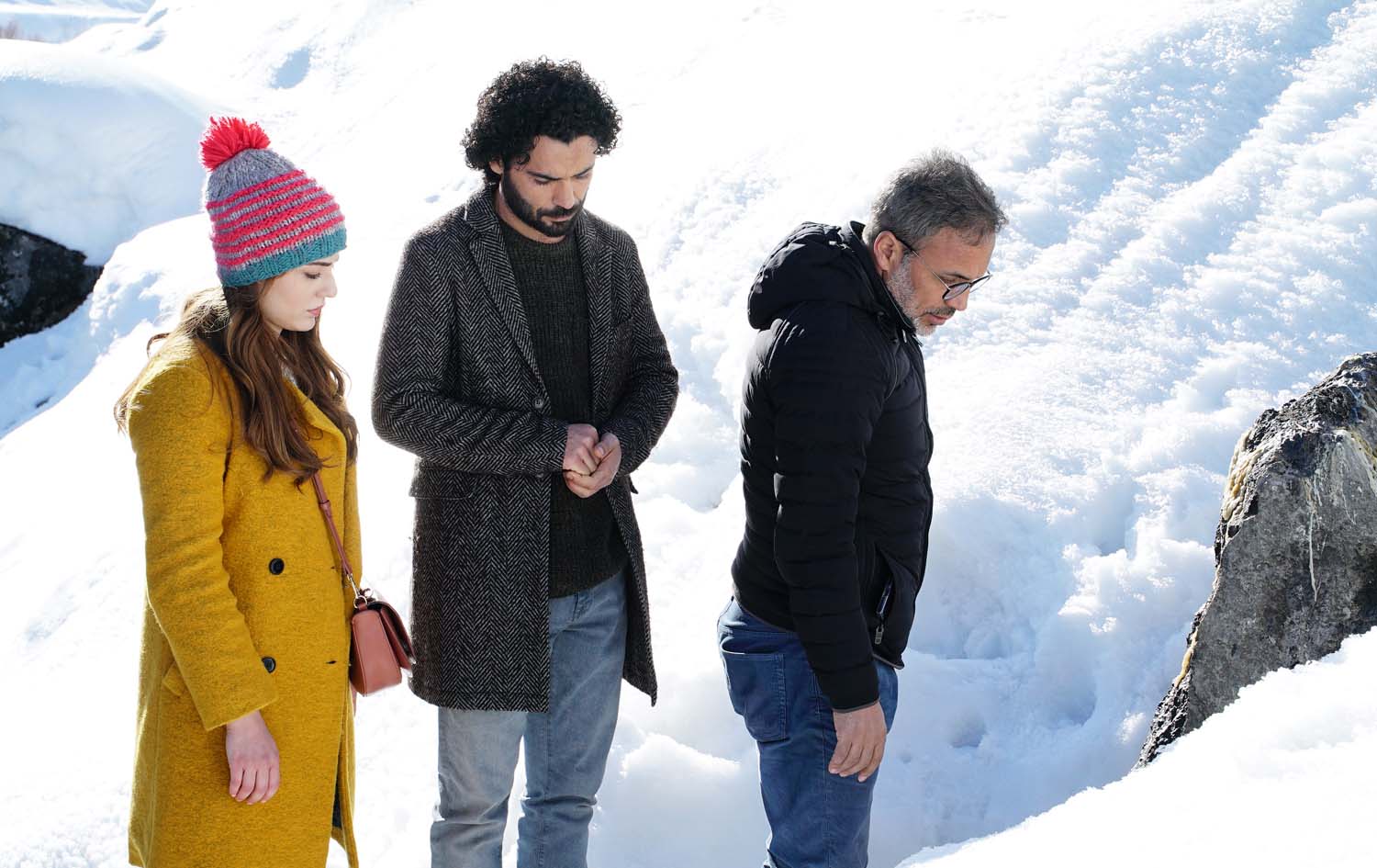 کازم ئۆز و هەردوو ئەکتەری سەرەکیی فیلمی (ژیانی کڵۆ بەفرێک) ، لە کاتی وێنەگرتنی فیلمەکە