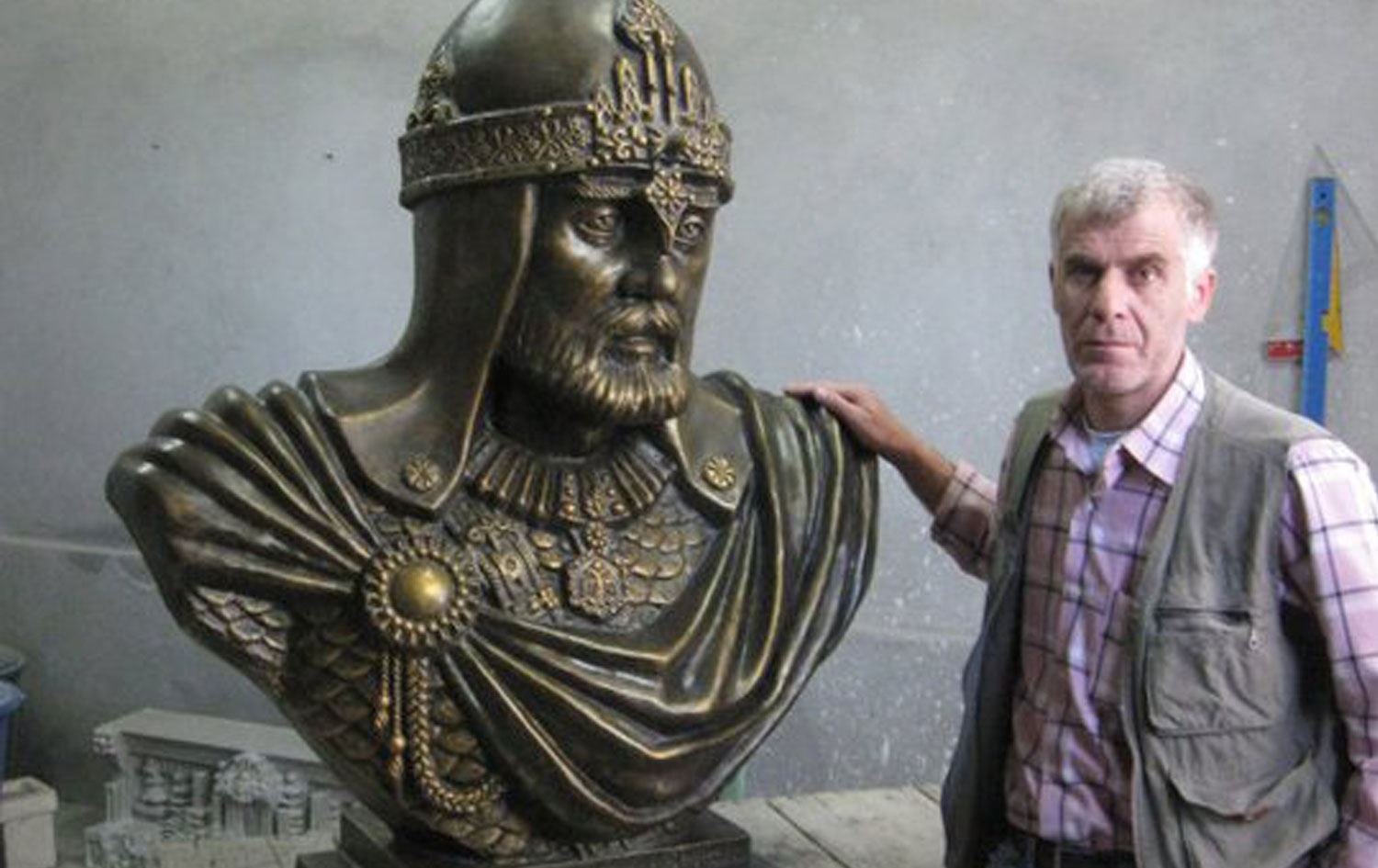 Murat Alinak û peykerê Selahedînê Kurdî / Wêne: Ji hesabê Murat Alinak ê medyayan civakî