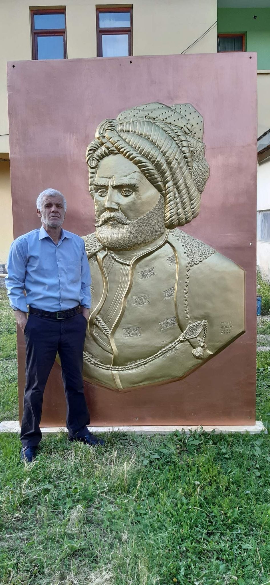 Murak Alinak li ber peykerê Ehmedê Xanî /Wêne: Ji hesabê Murat Alinak ê medyayan civakî