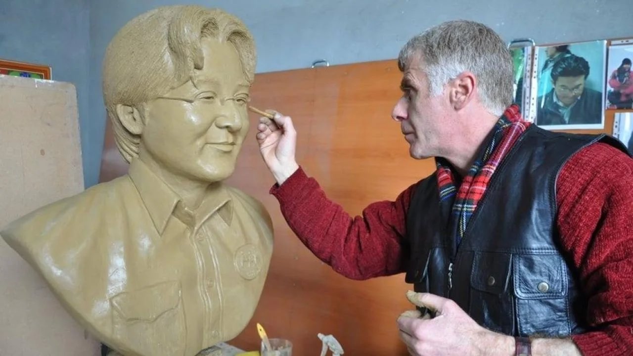 Murat Alinak peykerê bijîşkê Japon Atushi Miyazaki / Wêne: Ji hesabê Murat Alinak ê medyayan civakî