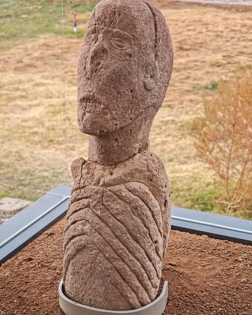 Sayburç’ta bulunan ve yaklaşık MÖ 8500 tarihlenen ağzı dikilmiş insan heykeli. Arkaik Urfalıların inançları hakkında bizlere ipucu vermekte.