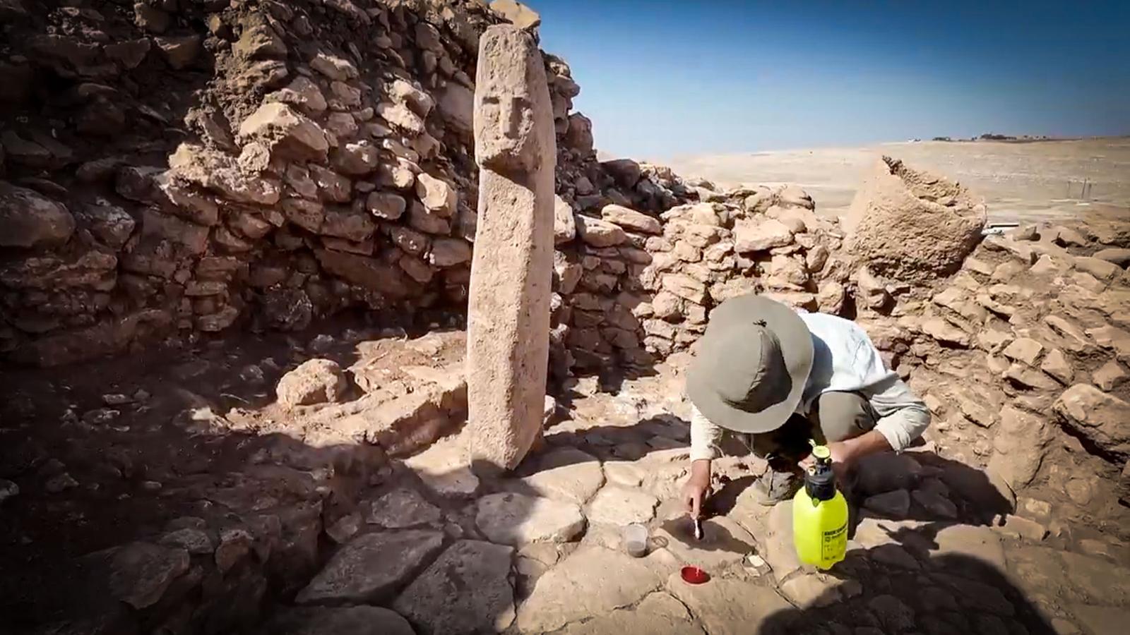 Karahantepe kazılarında ortaya çıkarılan insan yüzlü sütün