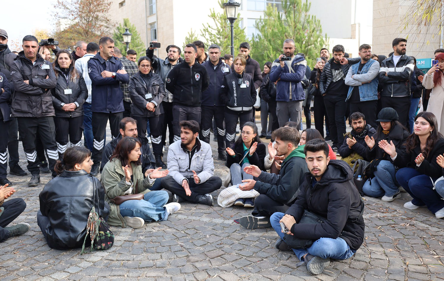 Oturma eylemi yapan ğrencilere güvenlik güçleri müdahale etti. / Foto: Ali Haydar Gözlü / Dersim