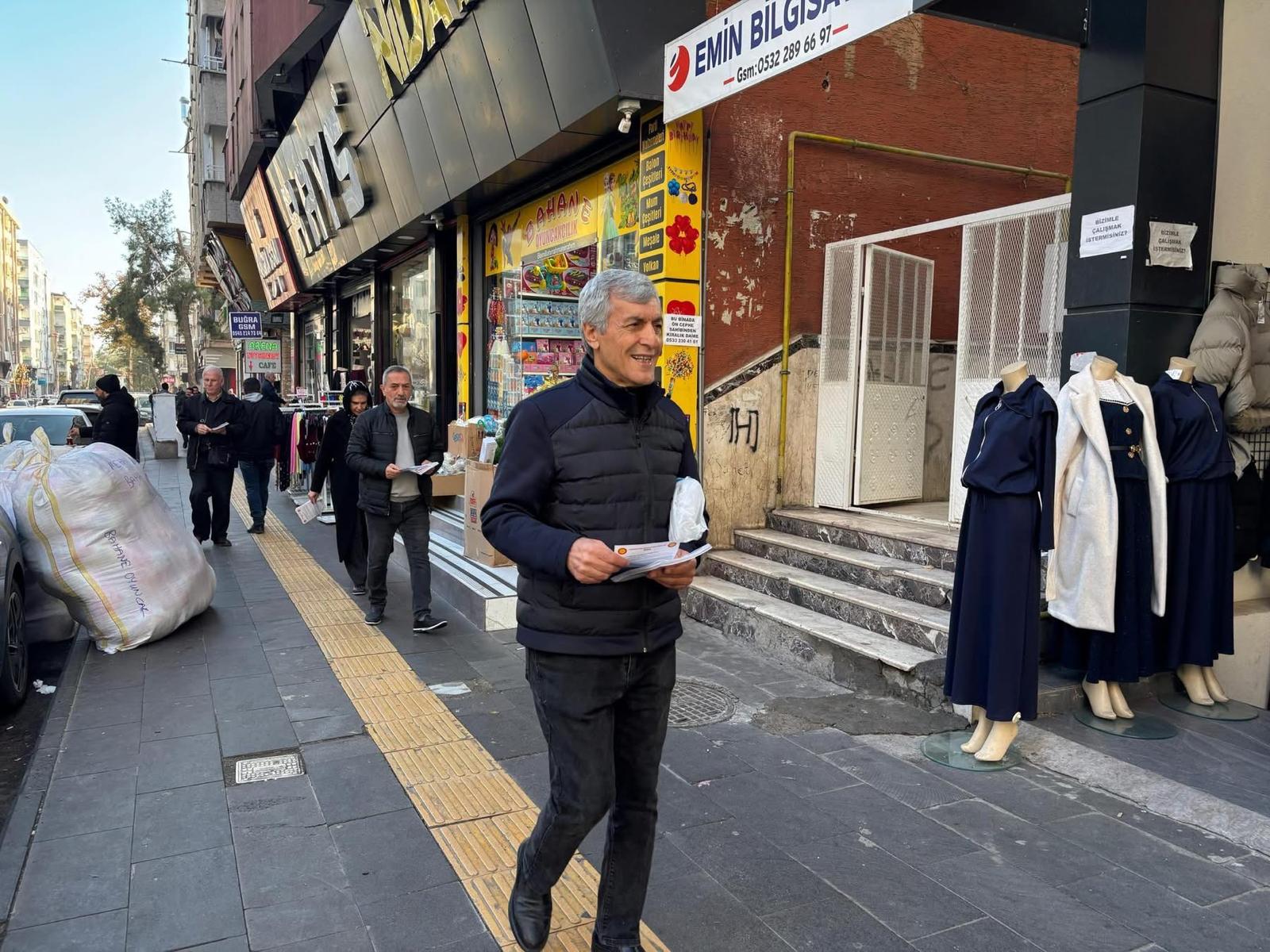 PSK Genel Başkanı Bayram Bozyel, Diyarbakır'da uyuşturucu ile mücadele kapsamında bildiri dağıttı. / Foto: Rûdaw