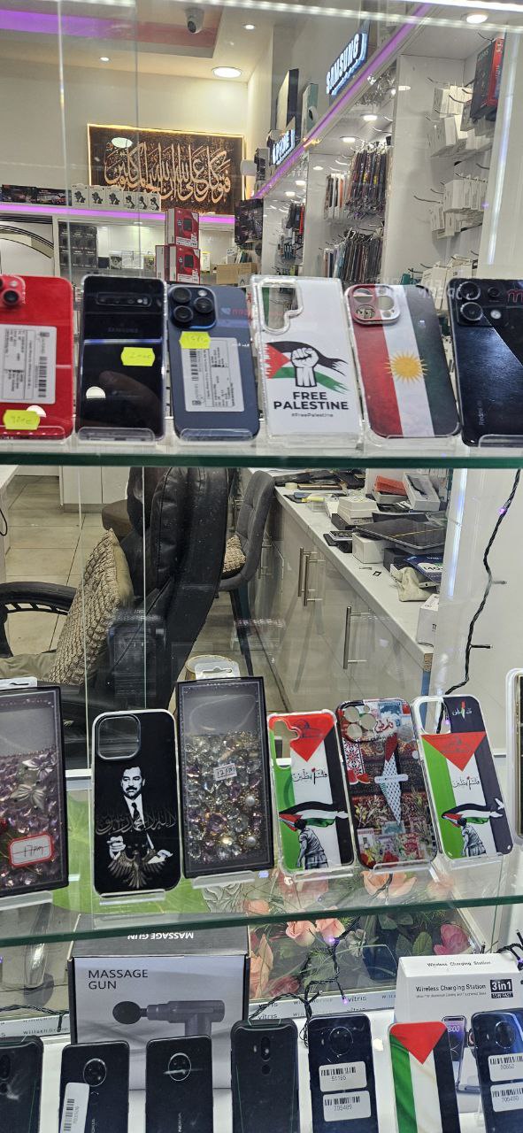 وێنەی سەدام حوسێن و ئاڵای کوردستان