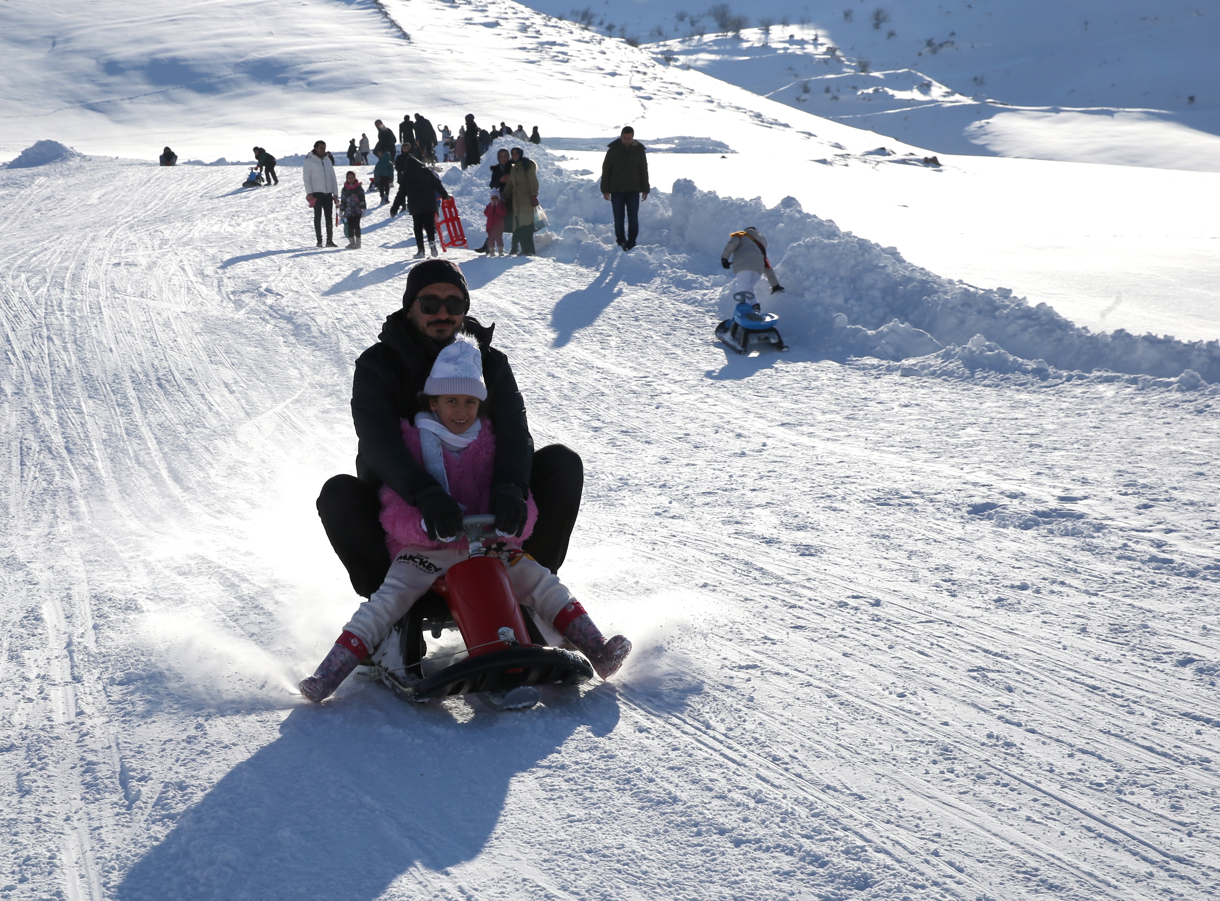 Bitlis'te kar yağışı ile kayak merkezine akın Foto: AA