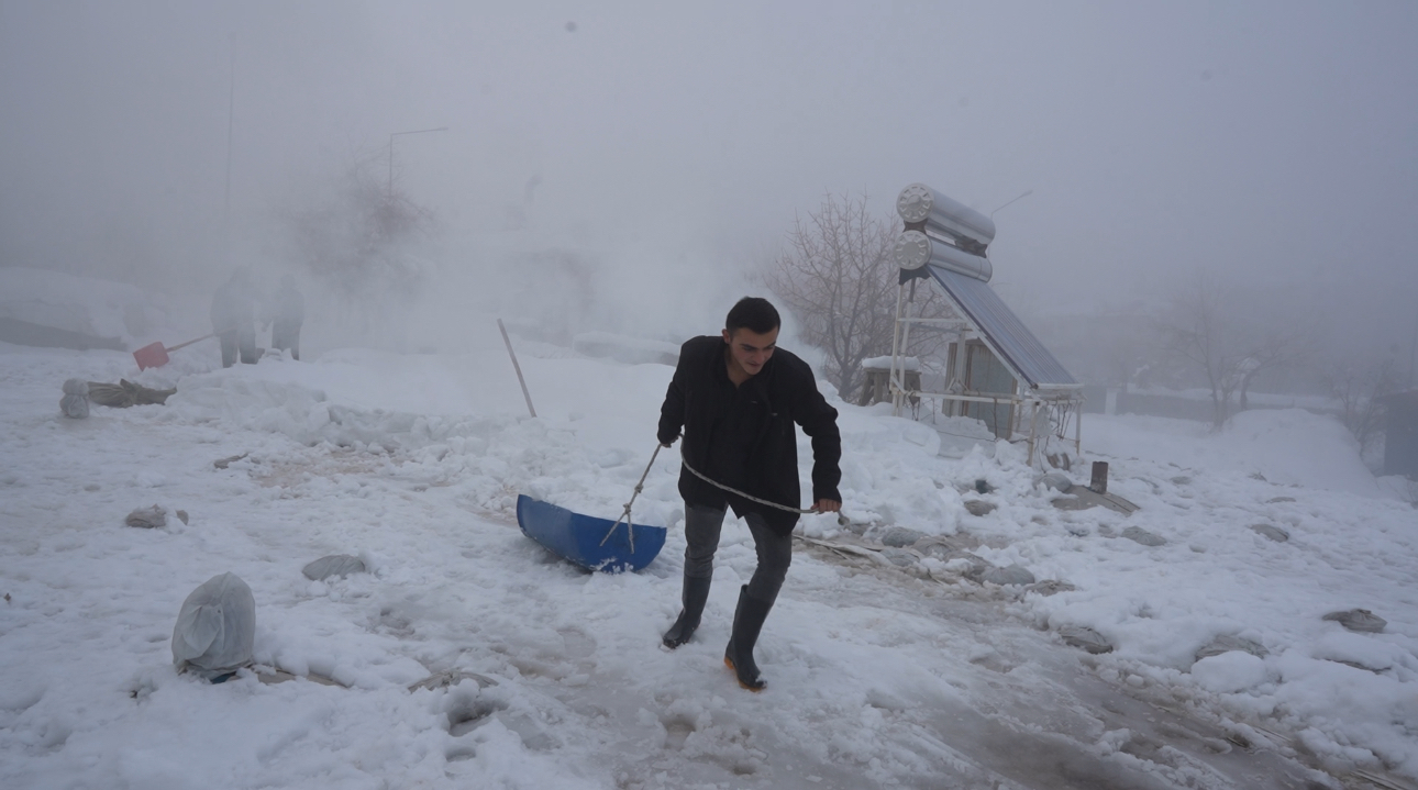 Hakkari'de kar yağışı hayatı olumsuz etkiledi Foto: AA
