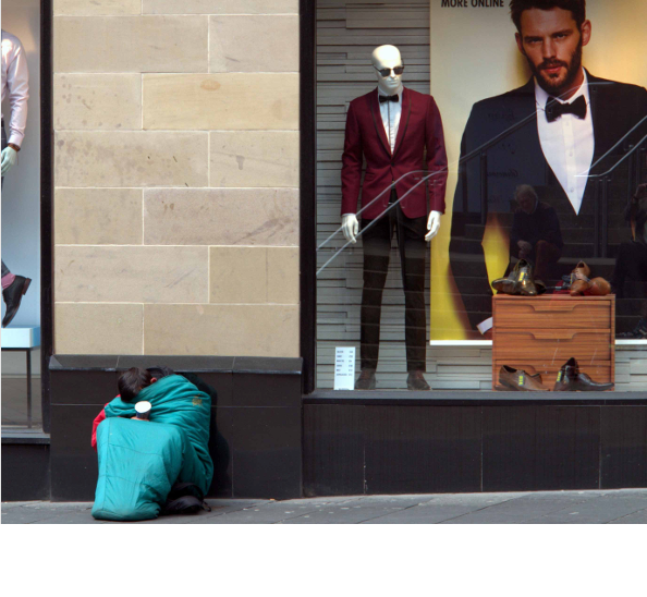 وێنەیەک کە تێیدا دەردەکەوێت زیاتر لە مرۆڤ بایەخ بە "کاڵا" دراوە