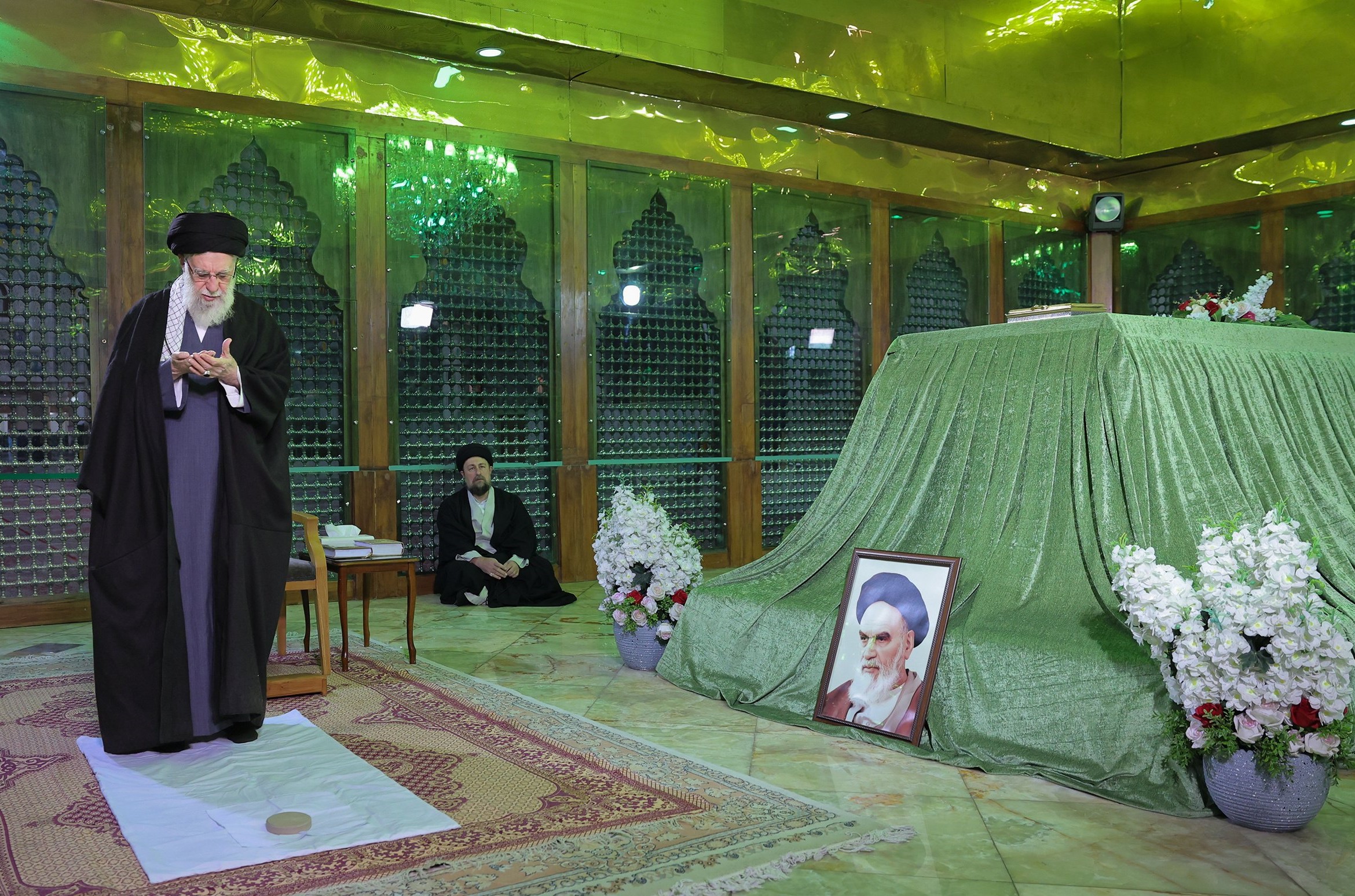 Hamaney, Humeyni'nin mezarında namaz kıldı