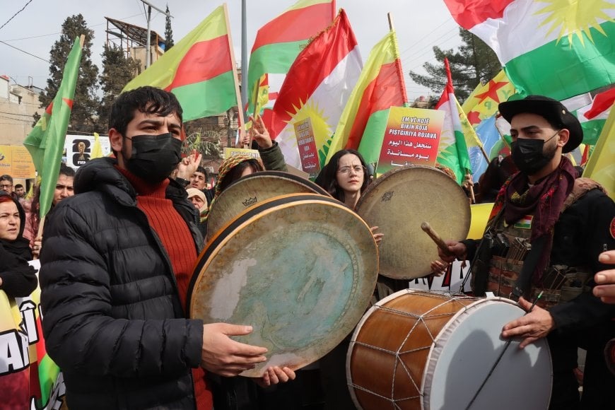 Di xwenîşandanê de Alaya Kurdistanê hat bilindkirin
