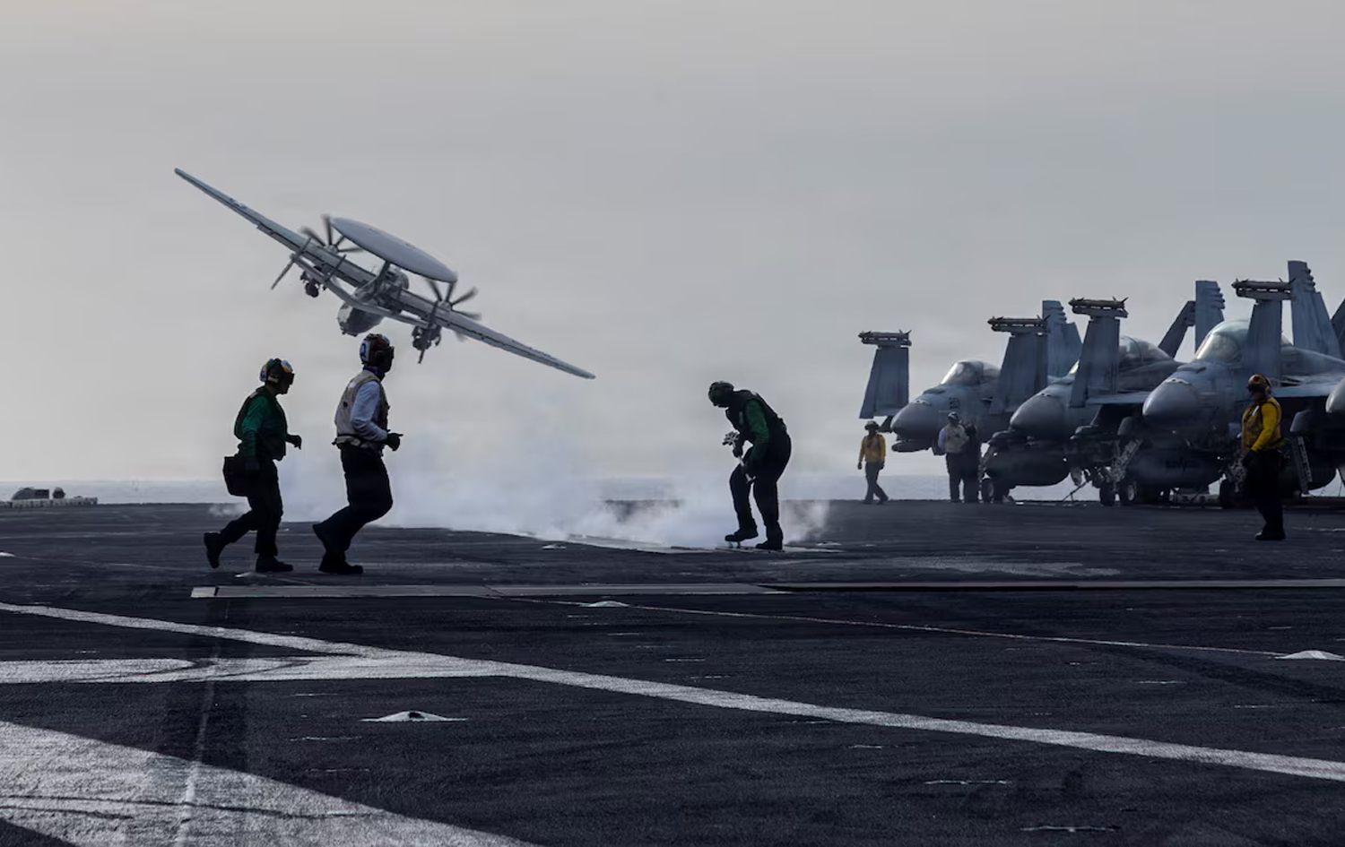 سوپای ئەمریکا لەسەر کەشتیی فڕۆکەهەڵگری ئەبراهام لینکن فڕۆکەیەکی چاودێری ئاڕاستە دەکەن. وێنە: Reuters