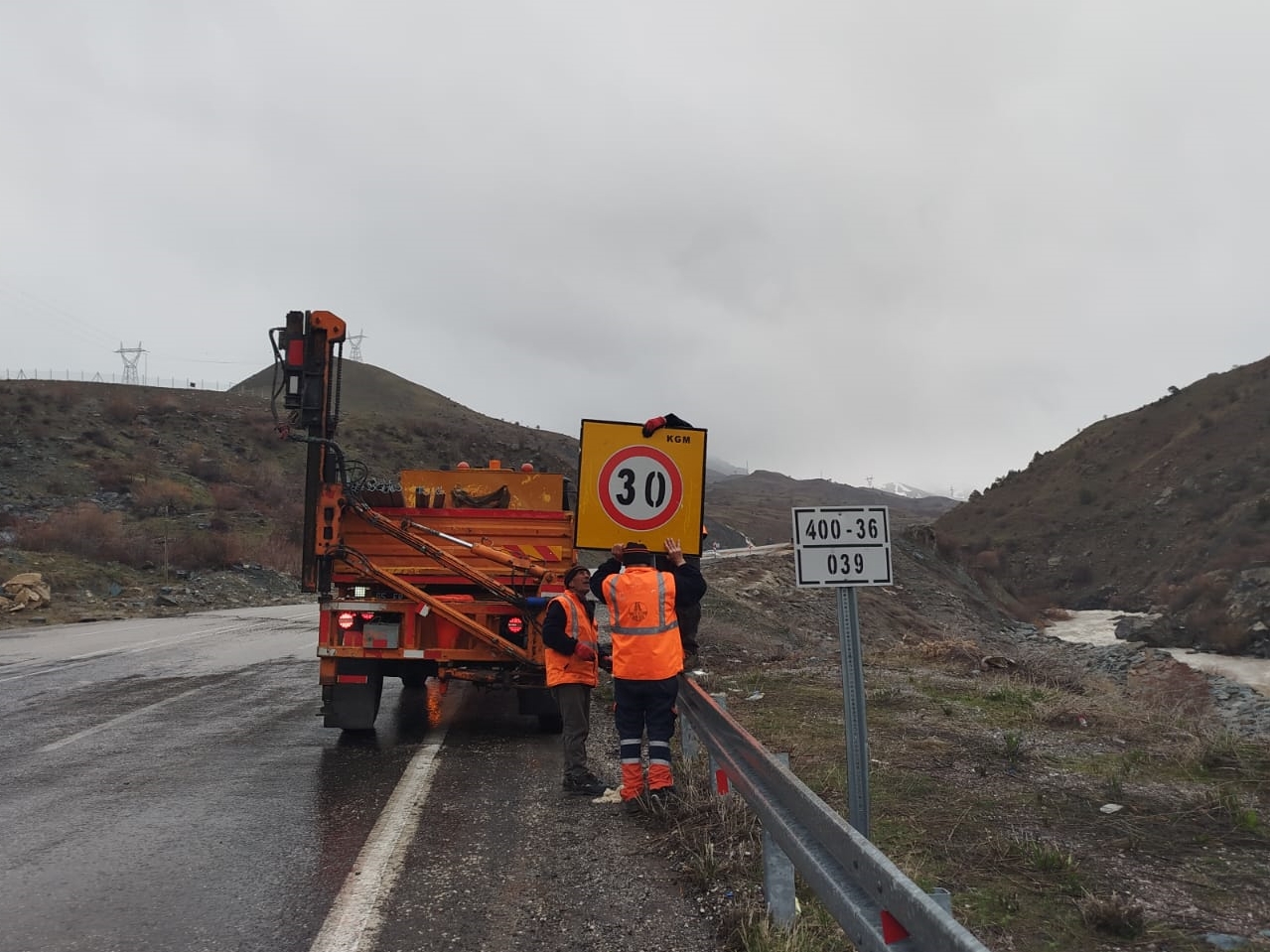 Hakkari'de çöken yol için çalışma yürütülüyor Foto: AA