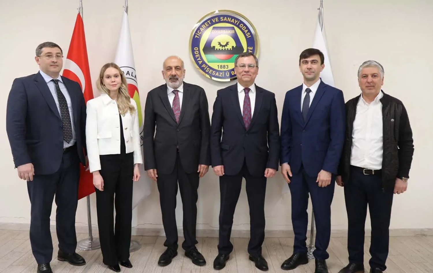 یەکەم وێنەی بەرپرسانی ژووری بازرگانیی ئامەد دوای زیادکردنی زمانی کوردی بۆ لۆگۆکەیان لەگەڵ شاندێکی رووسی