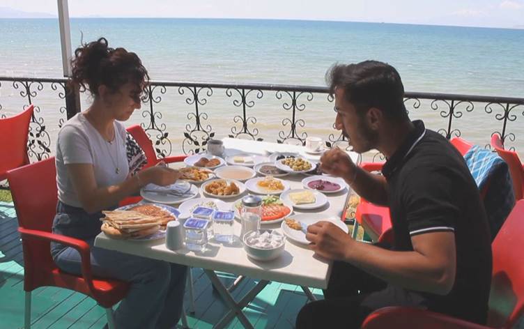 ژن و پیاوێک لە وان نانی بەیانی دەخۆن