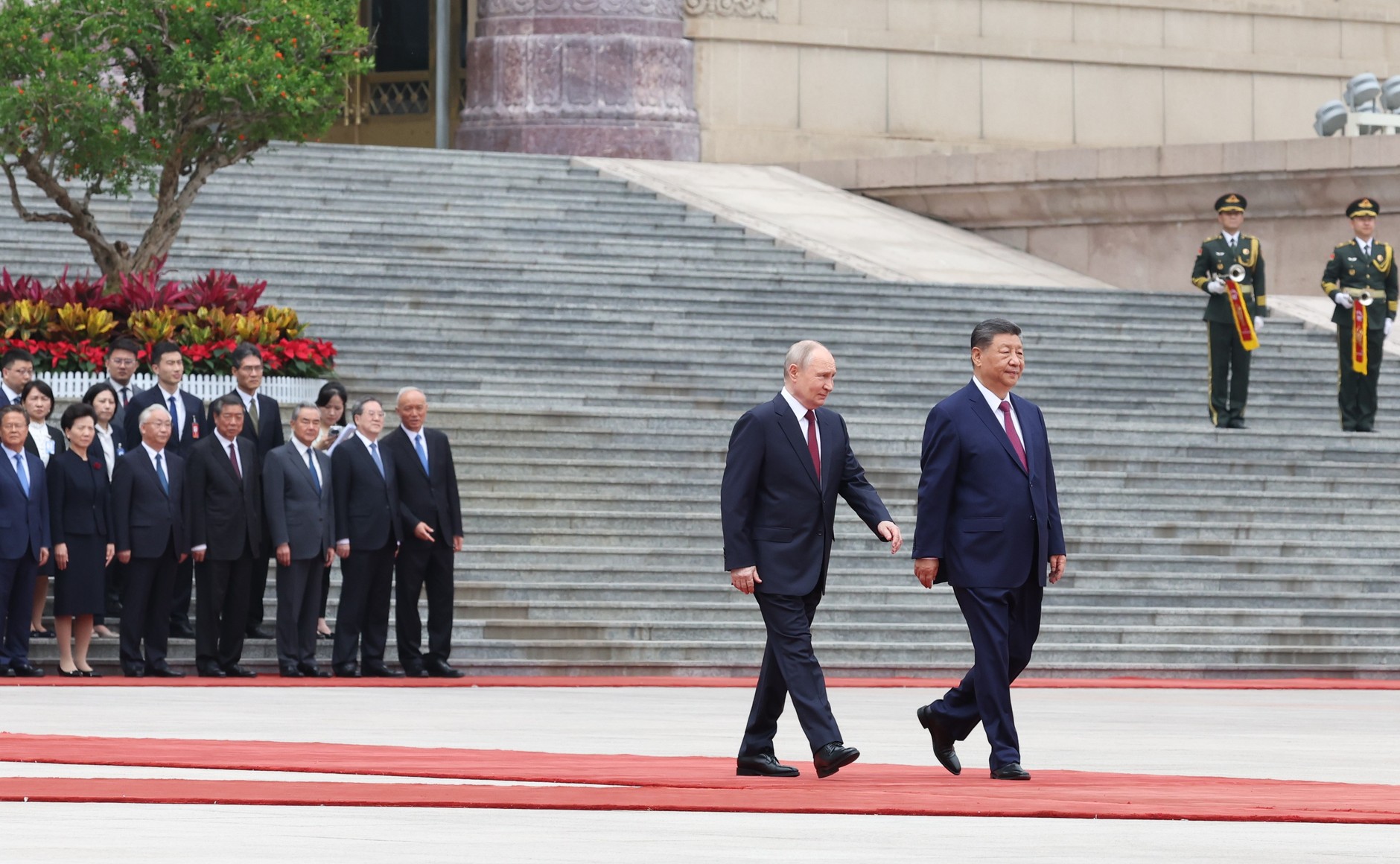 Şi Cinping (sağda) ile Vladimir Putin (solda), Pekin'deki Büyük Halk Salonu'nda baş başa ve heyetler arası görüşmeler yapmak üzere bir araya geldi. / AA