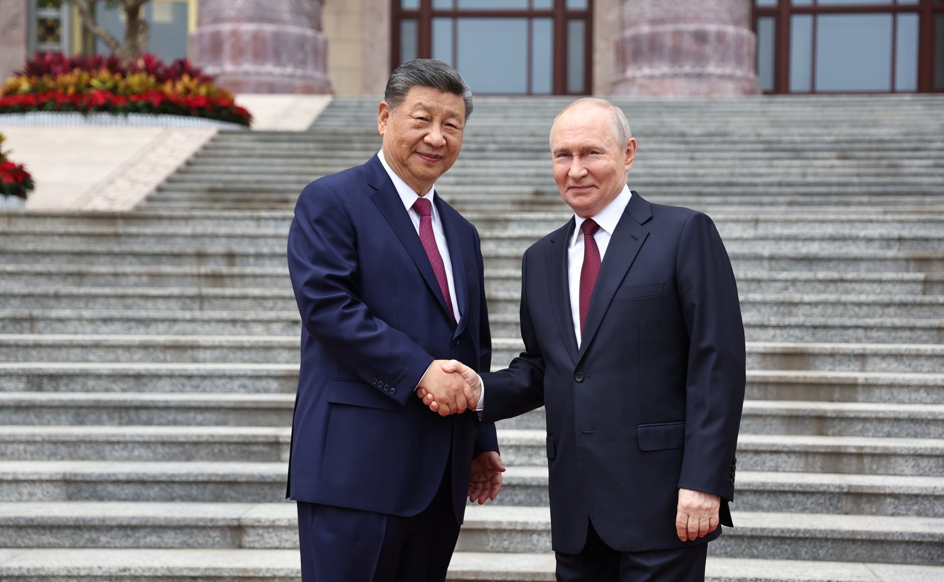 Şi Cinping (sağda) ile Vladimir Putin (solda), Pekin'deki Büyük Halk Salonu'nda baş başa ve heyetler arası görüşmeler yapmak üzere bir araya geldi. / AA