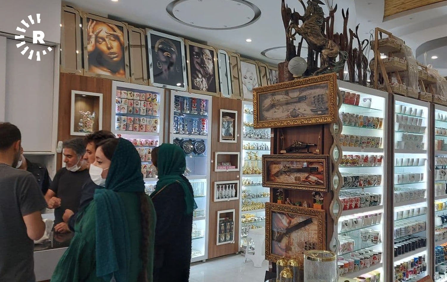 A shop in Lalejin sells locally made handicrafts, on September 27, 2021. Photo: Jabar Dastbaz/Rudaw