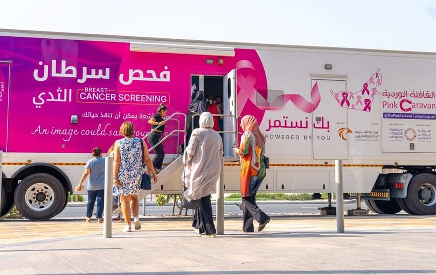 چەند خانمێک بەرەو یەکێک لە نۆرینگە گەڕۆکەکانی رێکخراوەکە دەڕۆن.