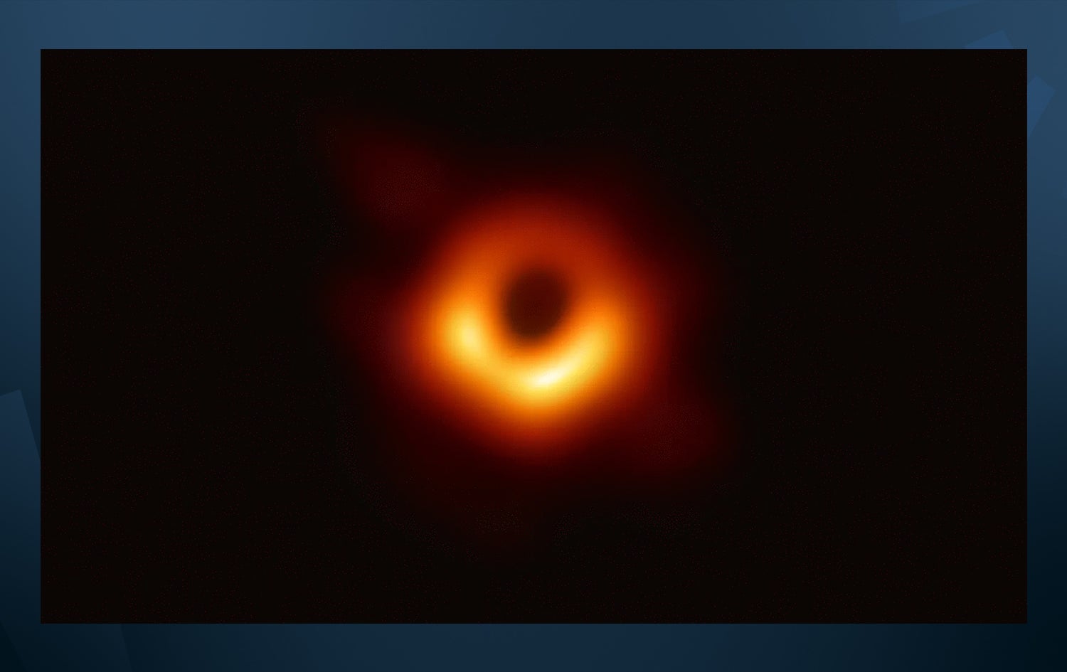 یەکەم فۆتۆی راستەقینەی کونە رەشێکی گەردوون (M87) کە لە ساڵی 2019 گیراوە.