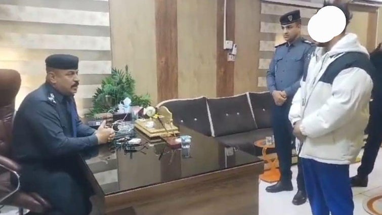 المتهم بدهس الفتيات بعد القبض عليه