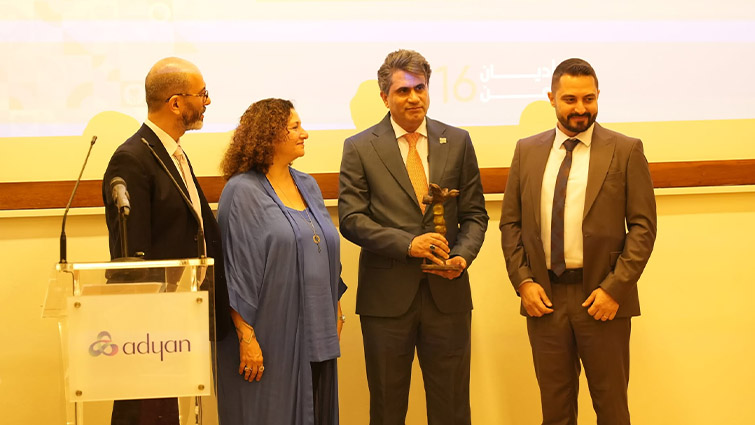 سلوم خلال استلامه جائزة أديان للتضامن في بيروت امس