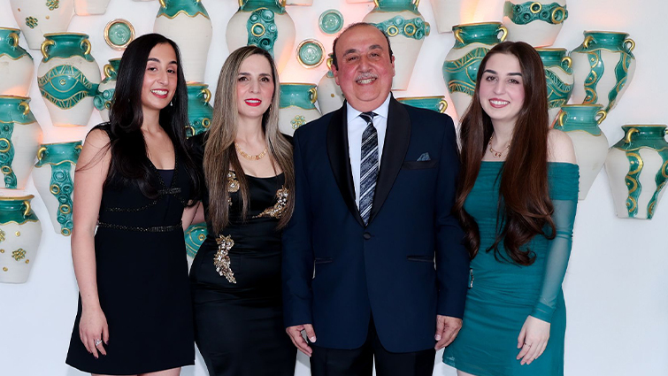 المهندس أسعد النجار مع عائلته