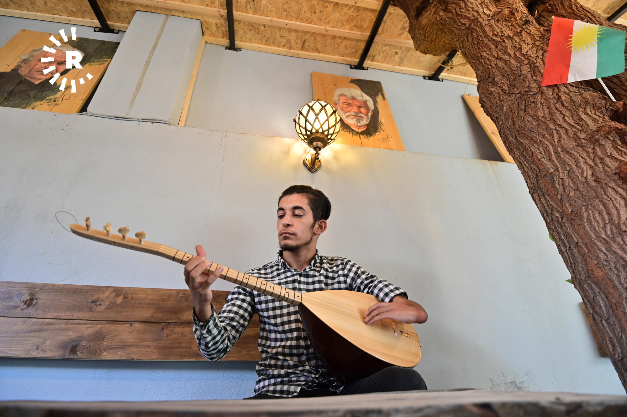 بڕوا سەربەست ئامێری میوزیک دەژەنێت