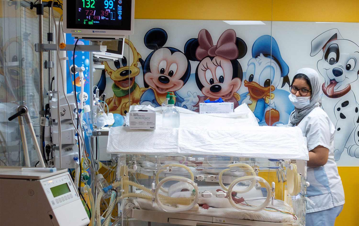 یەکێک لەو کارمەندانەی بەشداربووە لە نەشتەرگەریی منداڵبوونەکە. وێنە:AFP