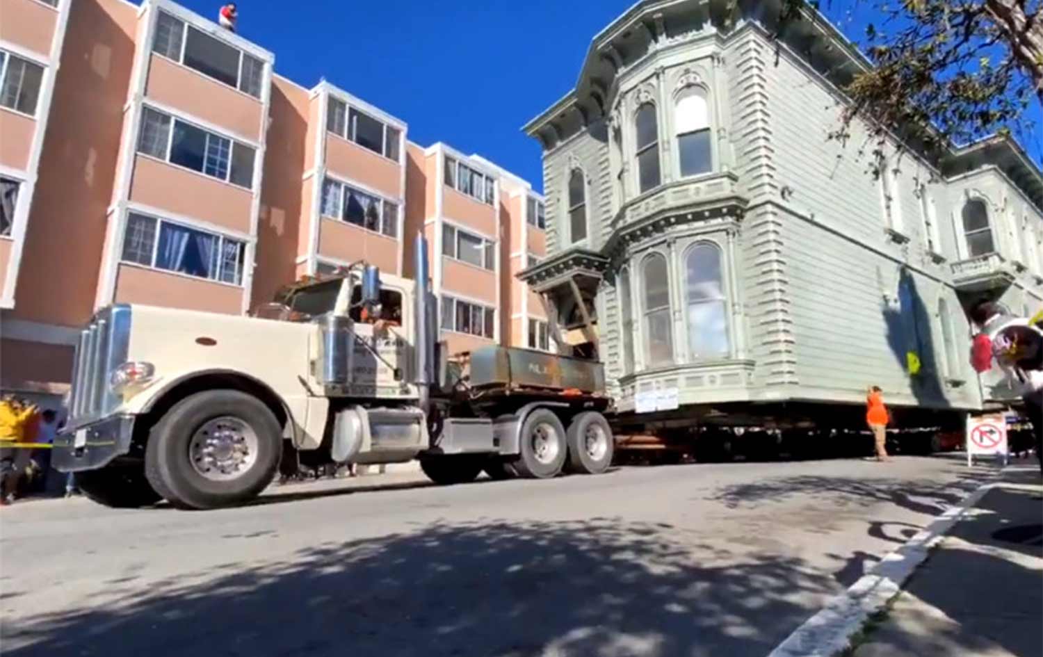 خانووە 139 ساڵییەکە لەکاتی گواستنەوەیدا خانووە 139 ساڵییەکە لەکاتی گواستنەوەیدا