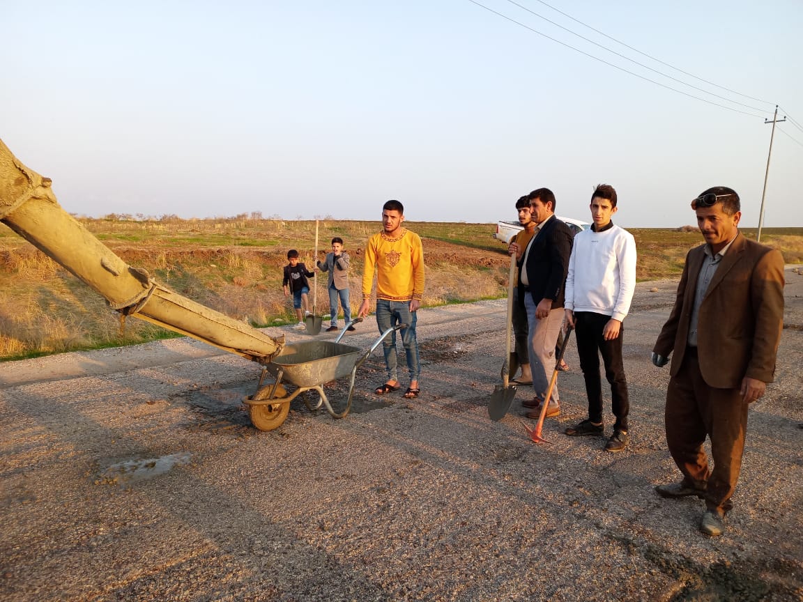 بەشێک لە هاونیشتمانییەکان لەکاتی چاککردنی رێگەکەدا بەشێک لە هاونیشتمانییەکان لەکاتی چاککردنی رێگەکەدا