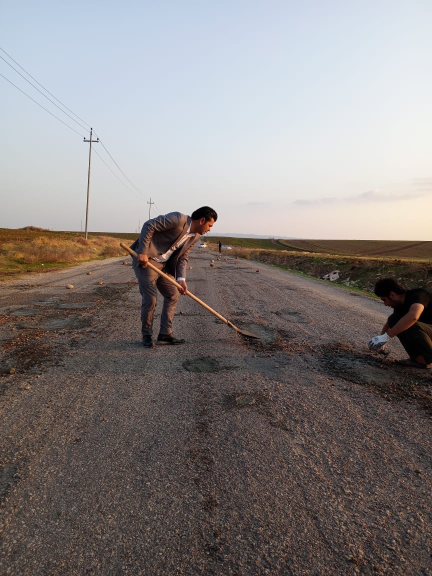 دوو هاونیشتمانی لەکاتی چاککردنی رێگەکەدا دوو هاونیشتمانی لەکاتی چاککردنی رێگەکەدا