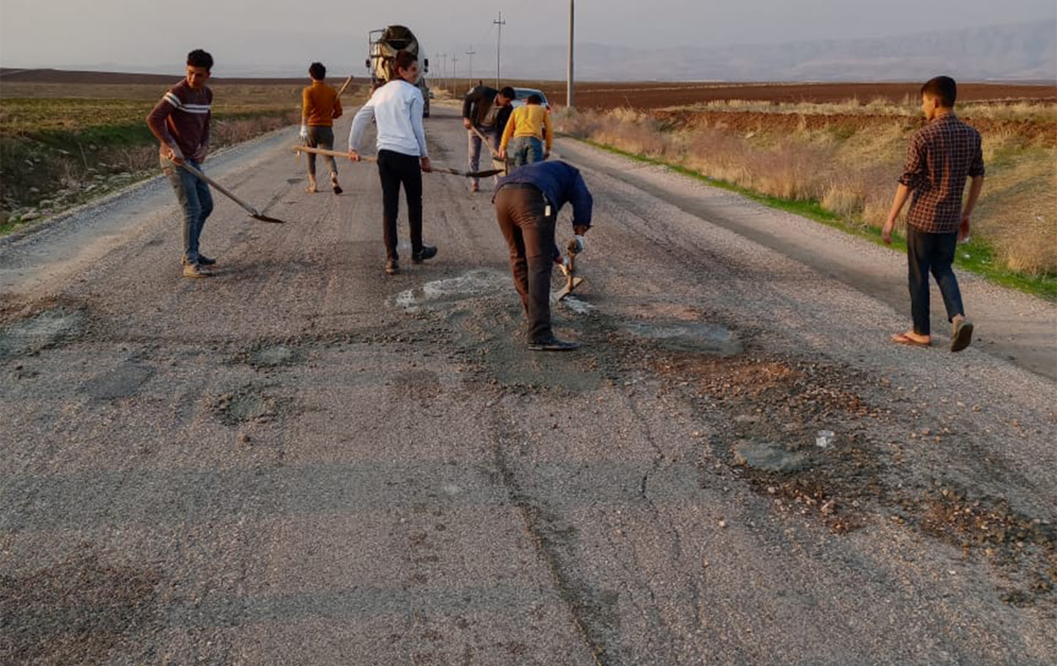 بەشێک لە هاونیشتمانییەکان لەکاتی چاککردنی رێگەکەدا بەشێک لە هاونیشتمانییەکان لەکاتی چاککردنی رێگەکەدا