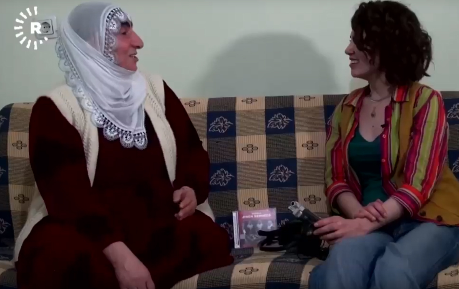 Denbgêbêjên jin li Serhedê stranan dibêjin