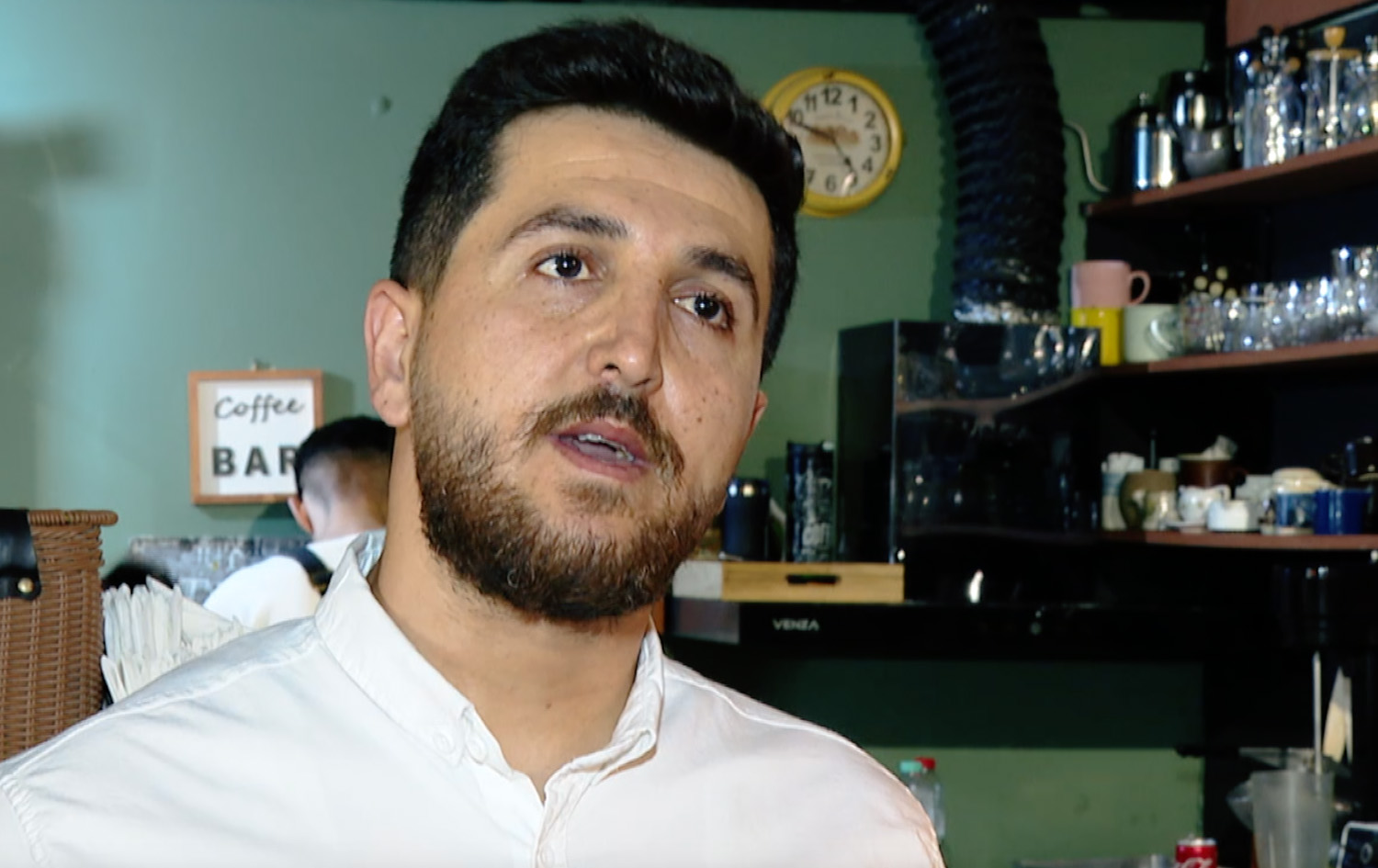 گەنج و پیشە - بەشدار - خاوەن کافێ