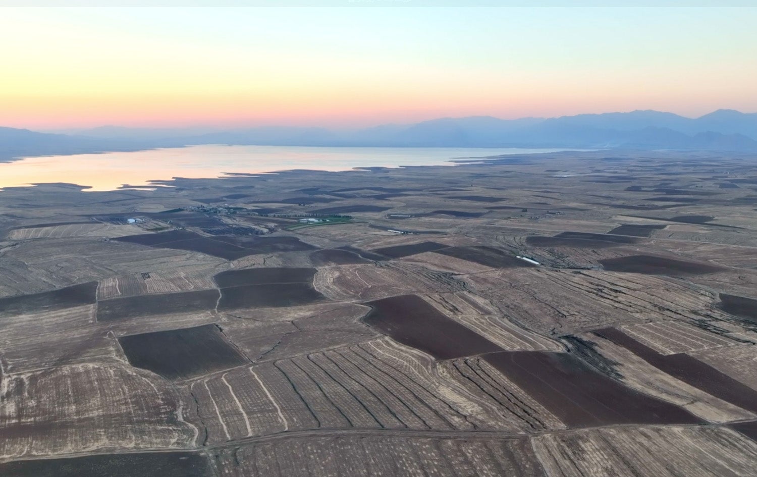 فیچەر - بە کەمبوونەوەی ئاو لە بەنداوی دوکان گۆڕستانێکی مێژوویی دەردەکەوێت