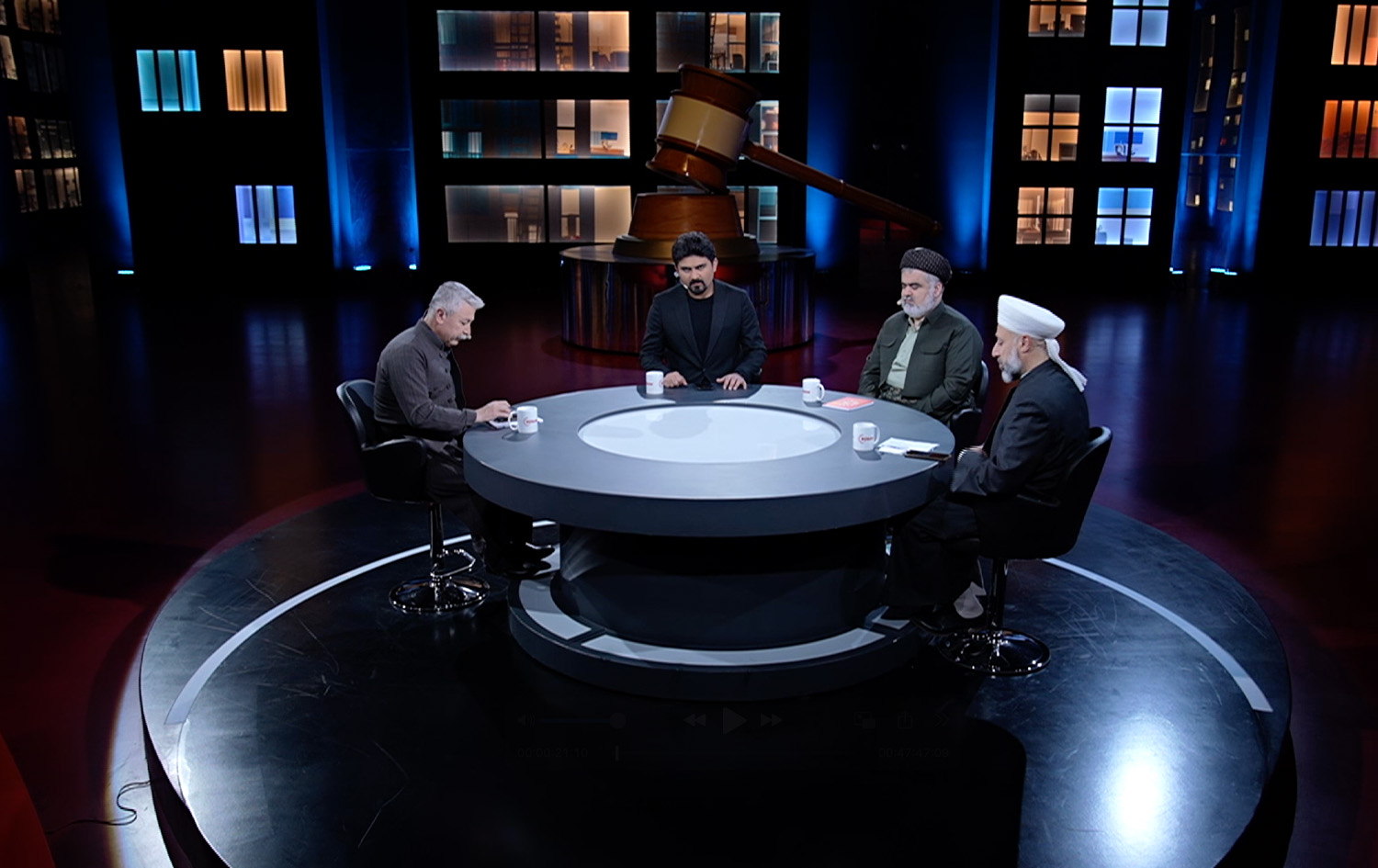 ئایا ئیسلام رێگەدەدات ژن و مێرد سیخوڕی بەسەر یەکدییەوە بکەن؟