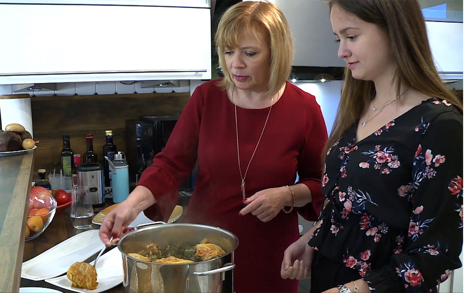 ژنێکی کریستیانی پۆڵەندی بەربانگ بۆ مێردە کوردە موسڵمانەکەی ئامادەدەکات