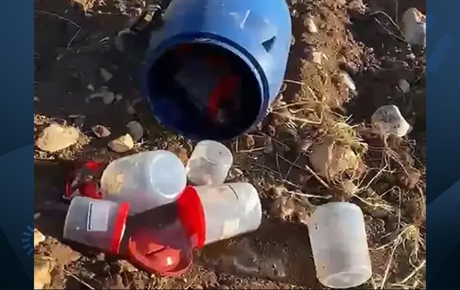دیمەنێکی کۆرپەکان لەناو گۆڕستانەکە
