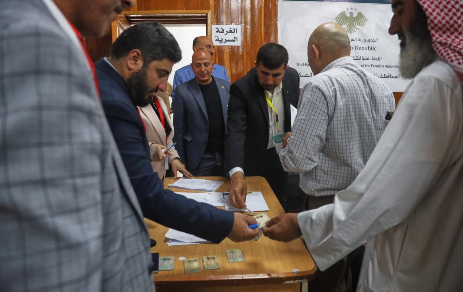 دیمەنێکی پرۆسەی دەنگدان لە هەڵبژاردنە پەرلەمانییە تەواوکارییەکان لە حەسەکە، رۆژاڤای کوردستان. یەکشەممە 24ی ئایاری 2026. وێنە: AP