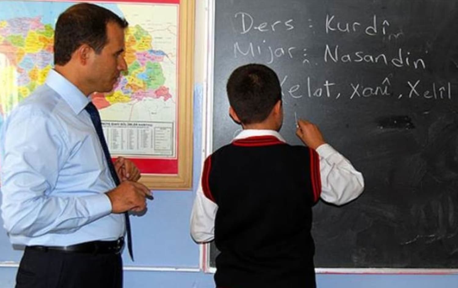 مامۆستایەک لە باکووری کوردستان وانەی کوردیی دەڵێتەوە