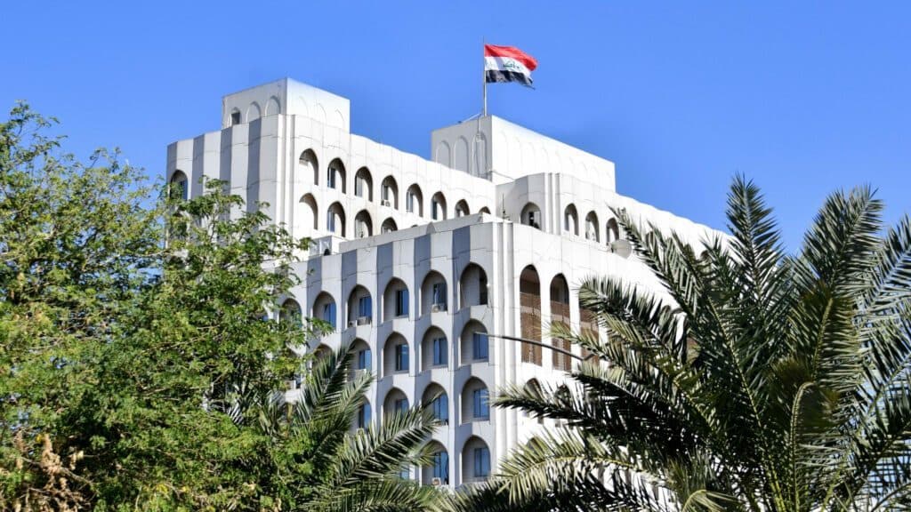 Iraq signals closer Arab alignment, steers clear of Iran-US escalation