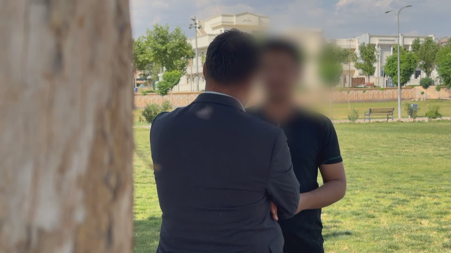 بە ناوی ڤیزەی سویدەوە 100 هەزار دۆلاری خەڵک براوە؛ دایکێک، بۆ چارەسەری دوو منداڵی کە شێرپەنجەیان هەیە شوقەکەی فرۆشت و فێڵی لێکرا