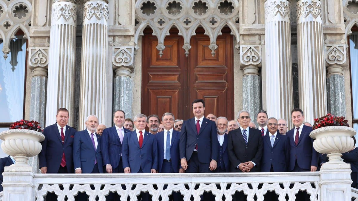 Abdullah Gül, Ahmet Davutoğlu, Ali Babacan, Mahmut Arıkan ile Fatih Erbakan aynı karede