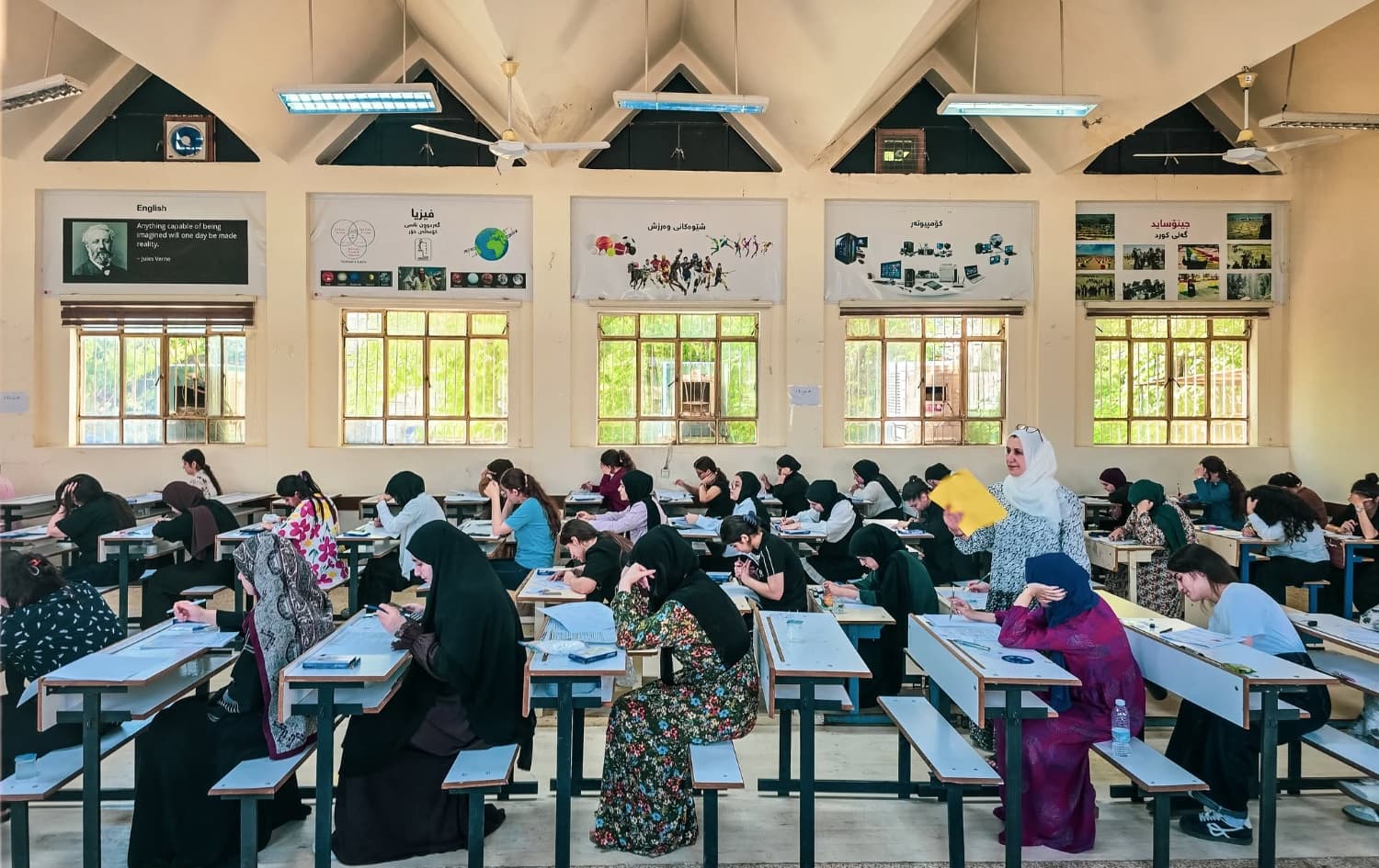 قوتابیانی پۆلی 12ی پیشەیی لە خانەقین باس لە هەڵەیەک لە پرسیارەکان دەکەن، پەروەردەش روونکردنەوە دەدات