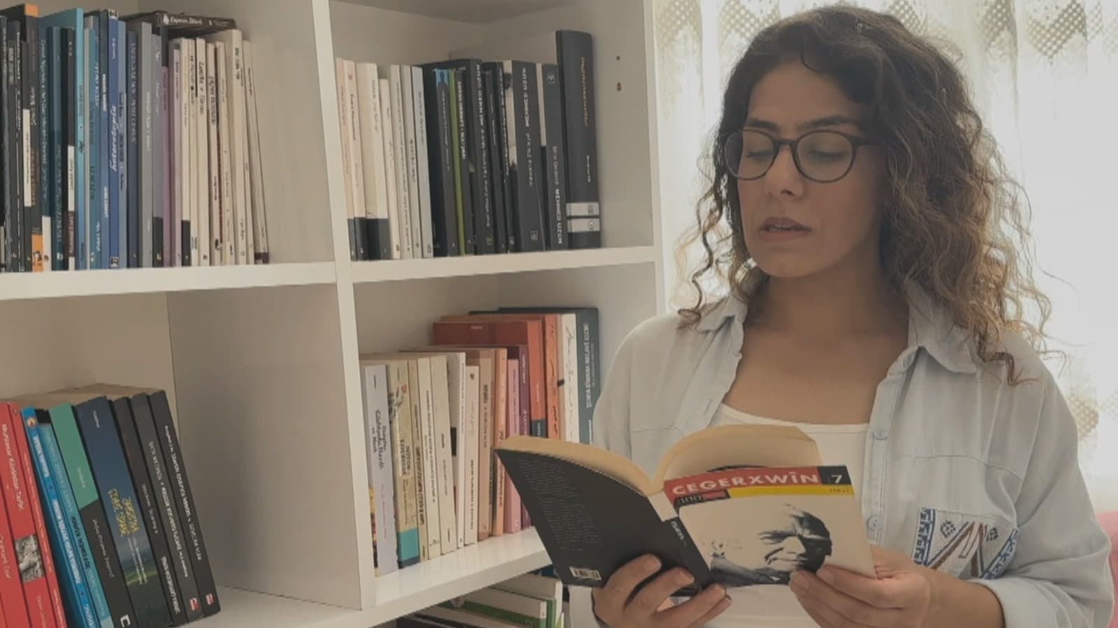 Atanamayan Kürtçe öğretmeni Evin Özbay, evini okula dönüştürdü: 5 yıldır online ders veriyor
