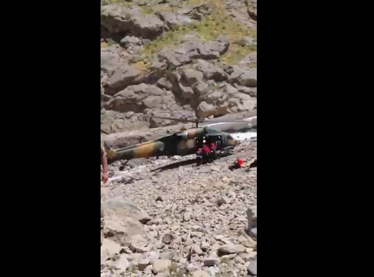 HAKKARİ - Pancar toplarken yaralanan vatandaş helikopterle hastaneye sevk edildi