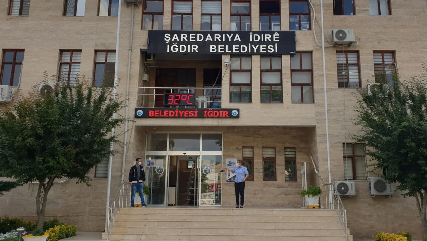 3 alîkarên Serokê Şaredariya Îdirê ji kar hatin dûrxistin